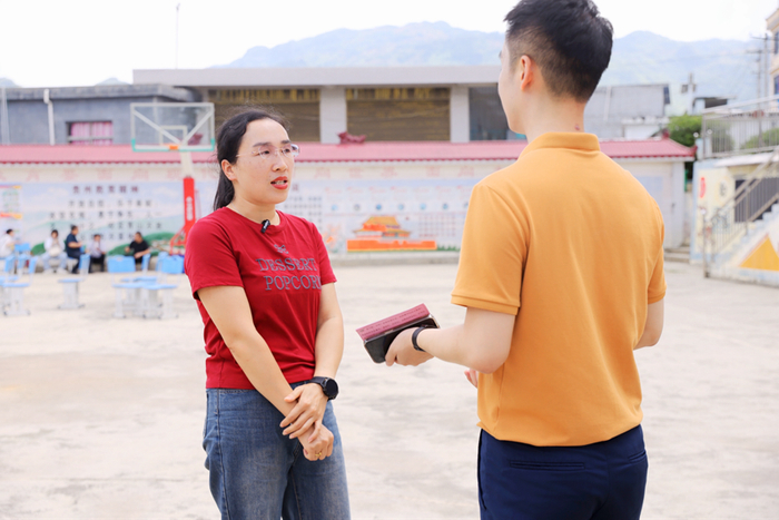 图为福利彩票销售代表接受记者采访