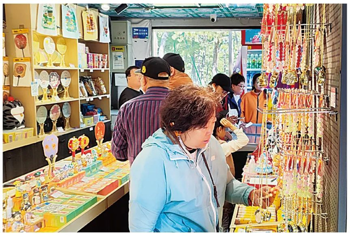 游客正在选购避暑山庄文创产品。承德日报记者 李国强 摄
