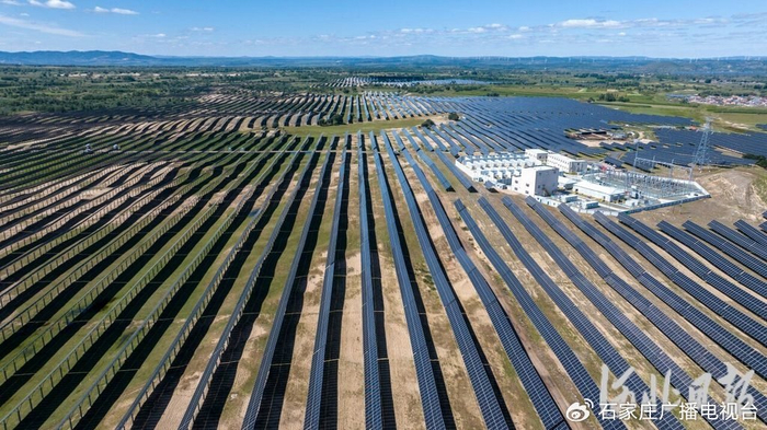 9月5日航拍的国家电投神源围场御道口300兆瓦“七彩河”光伏电站。河北日报记者田明摄