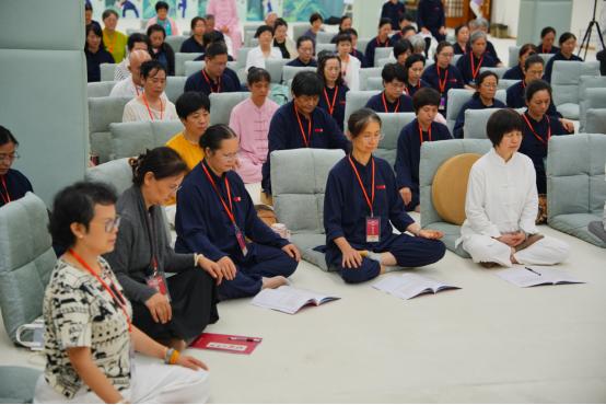 图说：太极爱好者齐聚帽峰山，练武当太极之余，进行静坐内观、呼吸法练习。