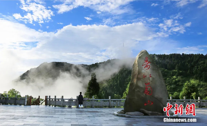 寿比南山石刻。刘建平 摄