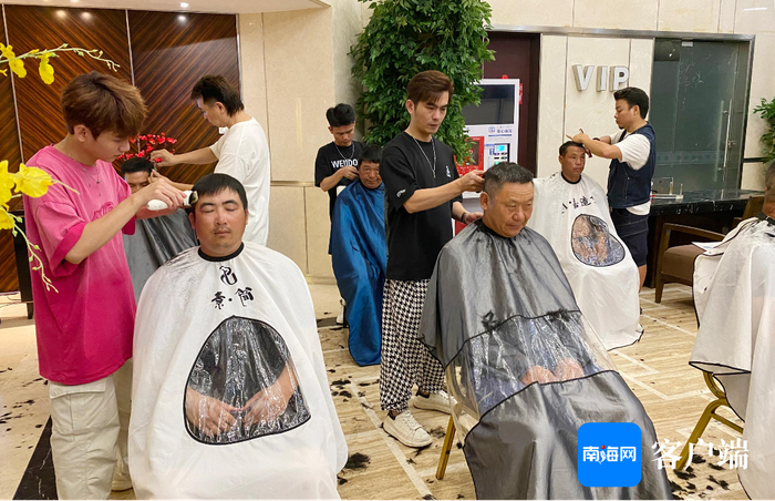 　　海南省美容美发行业协会发型师为抢修电网一线员工解决“头发烦恼”。受访人供图