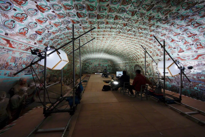 ▲莫高窟第148壁画数字化采集现场。敦煌研究院供图