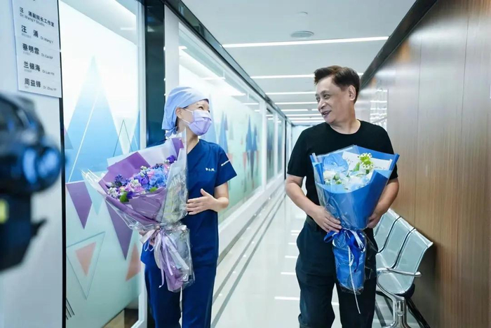 ▲术后李院长及患者走进直播间