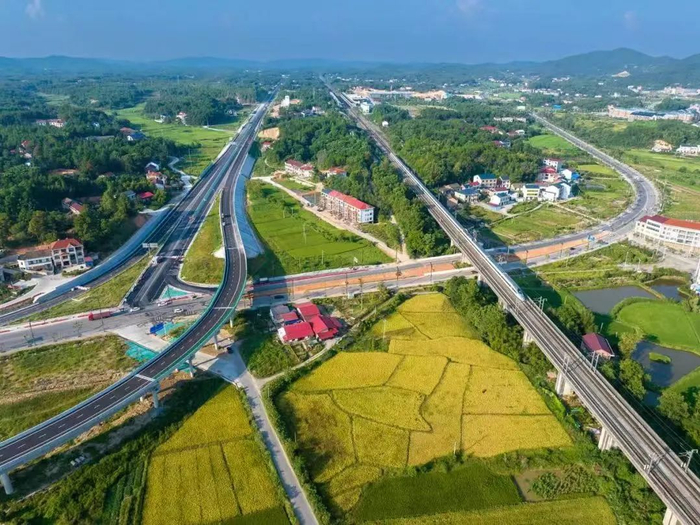 ▲衡山西互通，连接秀美衡山，武广高铁与其并行，高铁列车在武广高铁线上呼啸而过