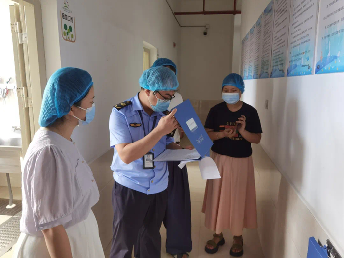 开展辖区交叉检查，严把校园食品安全。平潭综合实验区市场监管局供图