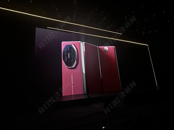 华为首款三折叠手机Mate XT非凡大师 图片来源：每经记者 王晶 摄（资料图）