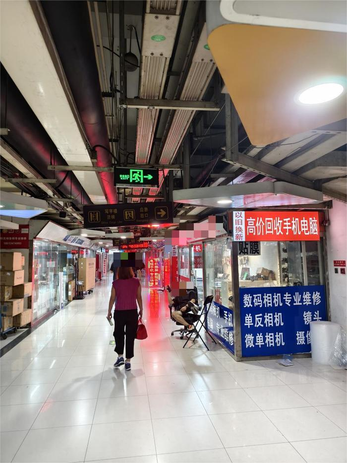 　　回收店铺琳琅满目，报价也不统一 图为记者在北京一电子城拍摄