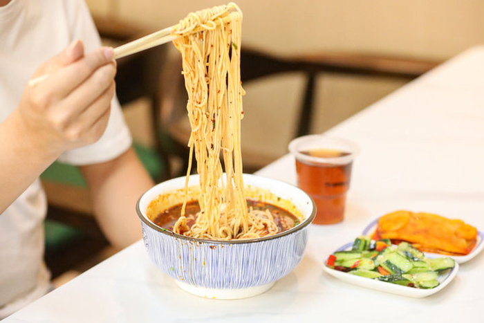 9月8日，在兰州市城关区一家牛肉面馆，顾客品尝牛肉面。新华每日电讯记者 郎兵兵 摄