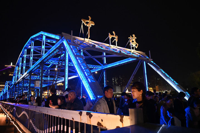 4月26日，游客在位于兰州市城关区的兰州黄河铁桥中山桥参观游览。新华每日电讯记者 范培珅 摄