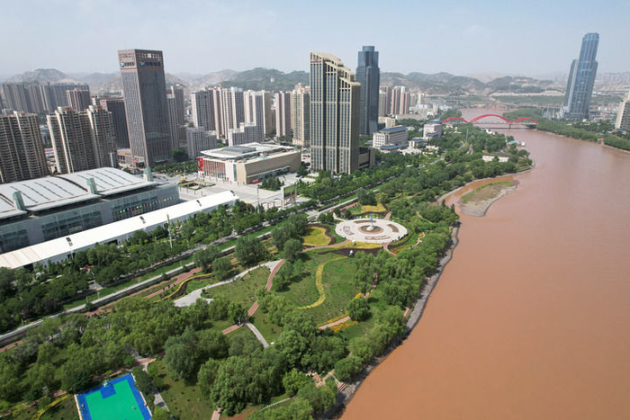 这是7月25日在兰州市城关区拍摄的黄河北岸的兰州马拉松公园景象。新华每日电讯记者 范培珅 摄