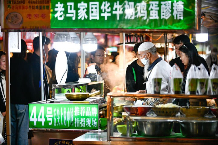 4月28日，游客在兰州市城关区正宁路小吃夜市选购特色美食。新华每日电讯记者 郎兵兵摄