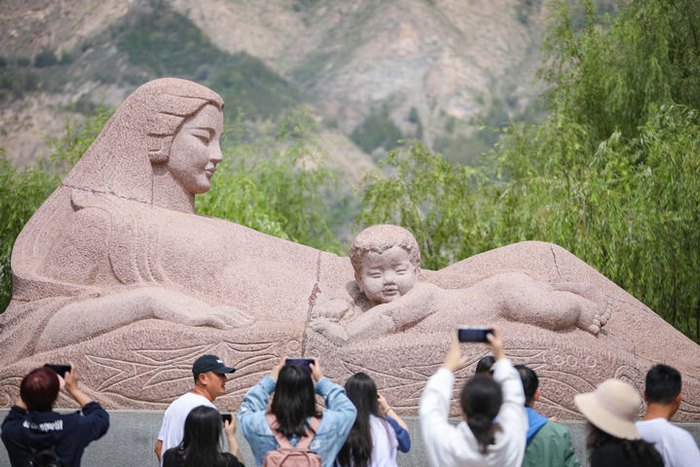 这是9月8日在兰州市七里河区拍摄的黄河母亲雕塑。新华每日电讯记者 郎兵兵摄