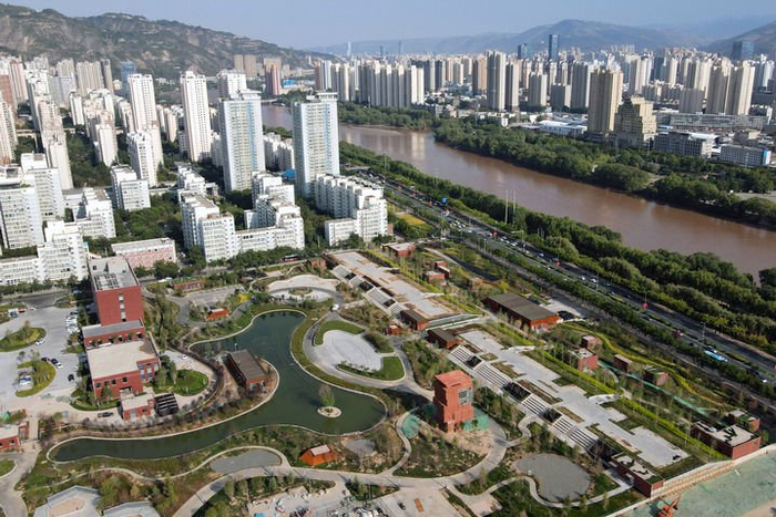 这是8月30日在兰州市安宁区拍摄的兰州七里河安宁污水处理厂地上景观公园。新华每日电讯记者 郭刚 摄