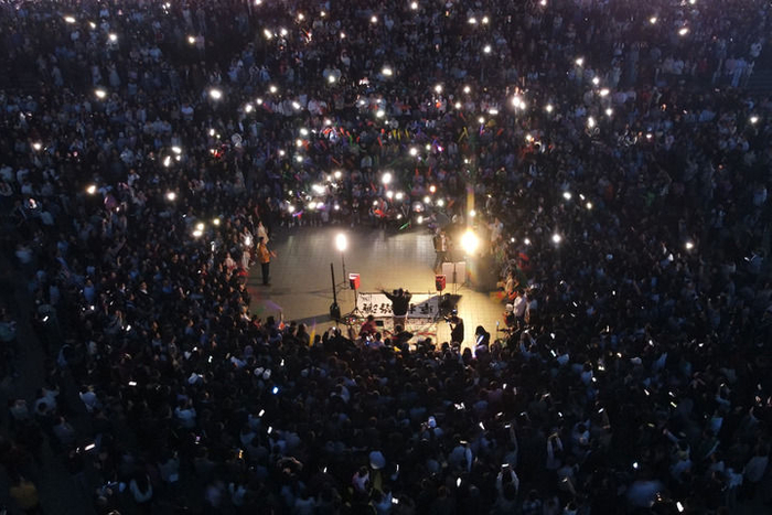 4月23日，在兰州市城关区的黄河兰州段近水平台，市民及游客参与“兰州黄河大合唱”活动。新华每日电讯记者 范培珅 摄