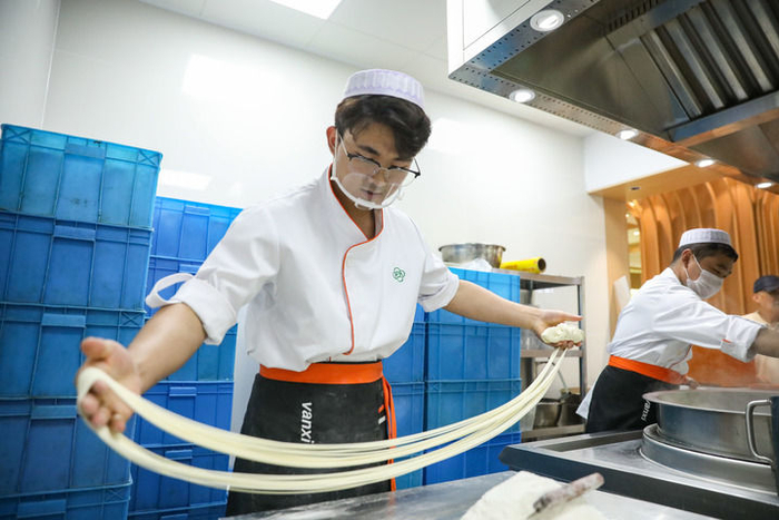 9月8日，在兰州市城关区一家牛肉面馆，师傅在拉面。新华每日电讯记者 郎兵兵 摄