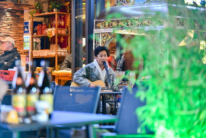 4月28日，音乐爱好者在兰州市城关区正宁路小吃夜市弹唱歌曲。新华每日电讯记者 郎兵兵 摄