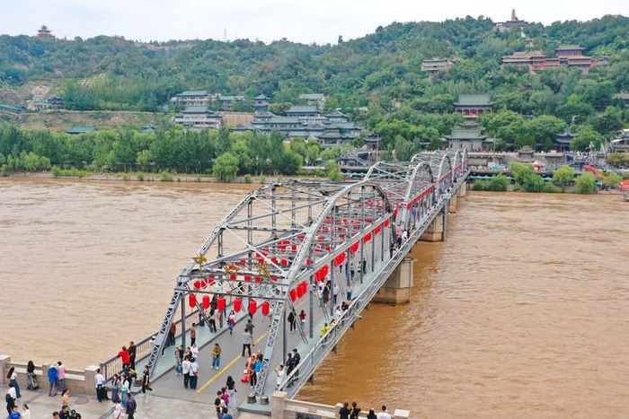 这是9月8日在兰州市城关区拍摄的中山桥及白塔山。新华每日电讯记者 郎兵兵 摄