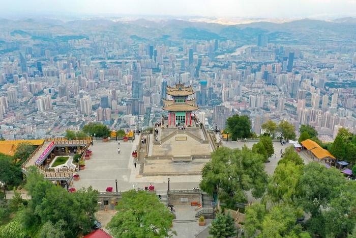 这是9月8日在兰州市城关区皋兰山顶拍摄的兰州三台阁及城区。新华每日电讯记者 郎兵兵 摄
