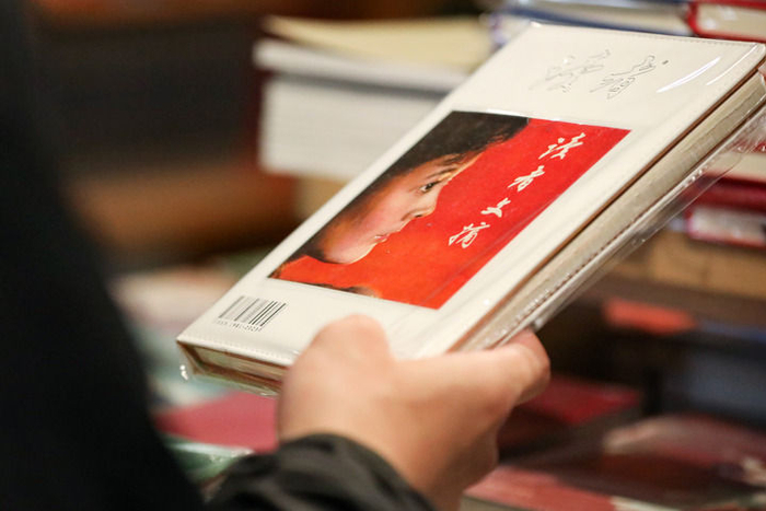 9月8日，在位于兰州市城关区的读者博物馆，游客查看《读者文摘》。新华每日电讯记者 郎兵兵 摄