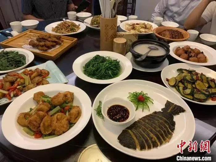 一桌南岳素食。记者 鲁毅 摄