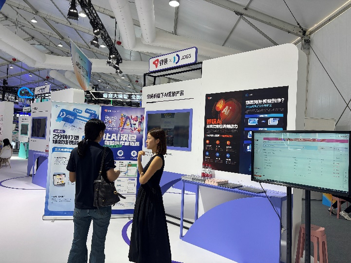 ▲小焦与蝉镜工作人员交谈