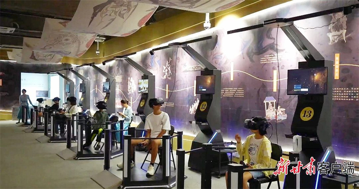 ▲观众参与VR体验。新甘肃·甘肃日报通讯员 胡亮 摄