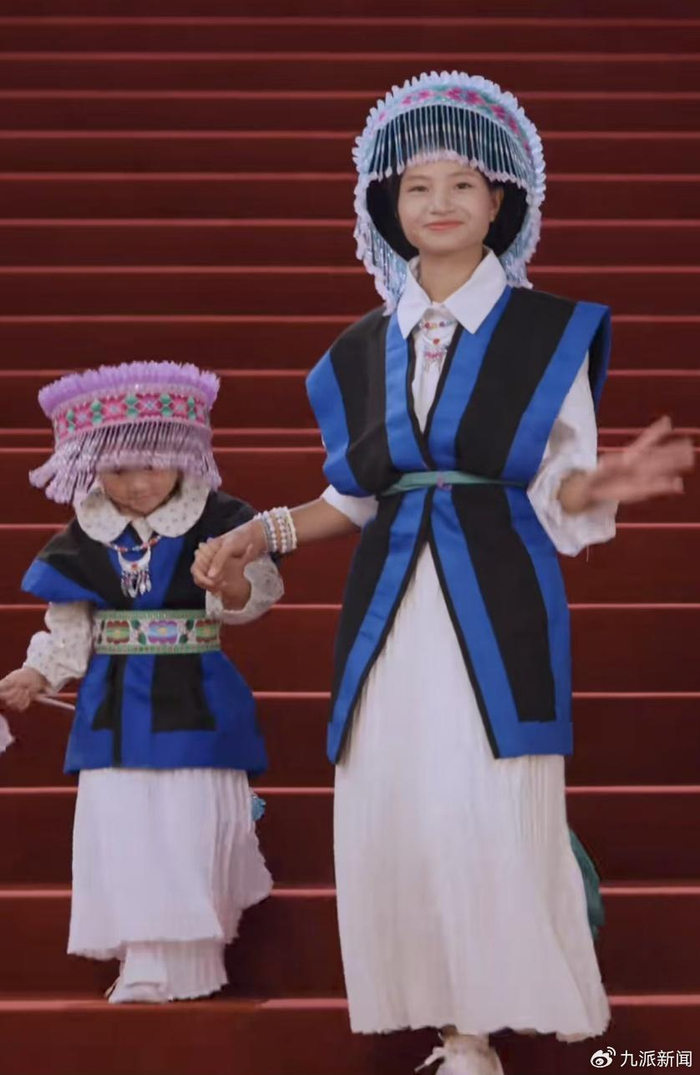 小英带孩子去参加盛典 图/视频截图