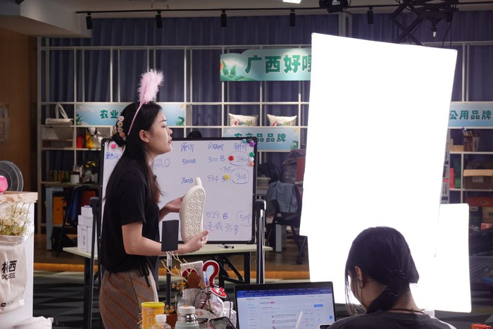 主播向海外消费者推介产品。周祈升摄