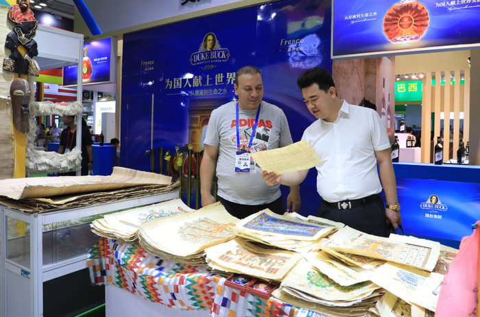 7月6日，在第三十届兰洽会主展馆，展商向参会人员推介商品。新华社记者 张智敏 摄