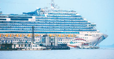 图为国产大型邮轮“爱达·魔都号”
