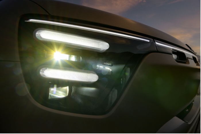 赛博光影前贯穿式 LED 矩阵大灯