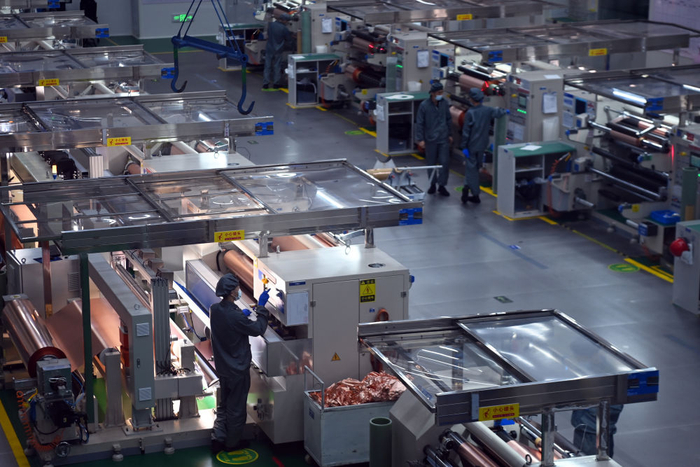 7月25日，在位于兰州新区的甘肃德福新材料有限公司，工人在铜箔生产线上作业。新华社记者 范培珅 摄