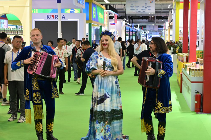 7月6日，在第三十届兰洽会主展馆，白俄罗斯乐队在白俄罗斯馆开馆仪式上演奏。新华社记者 徐皓夫 摄