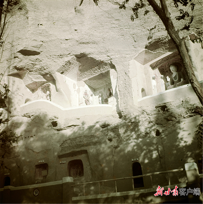 ▲1948年，经过敦煌艺术研究所初步加固后莫高窟部分洞窟外观。敦煌研究院供图