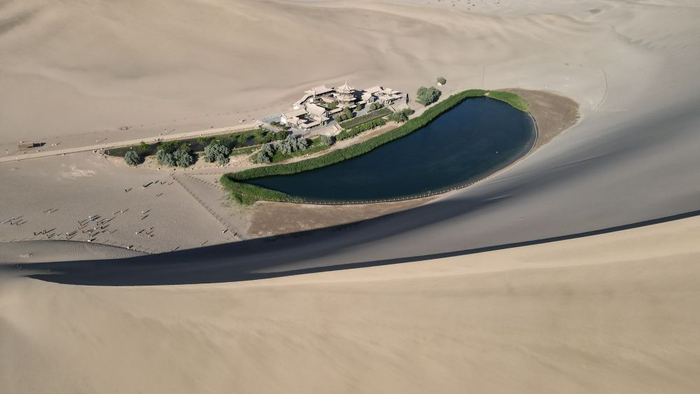 ▲鸣沙山月牙泉景区（无人机照片）。新华每日电讯记者 张智敏 摄