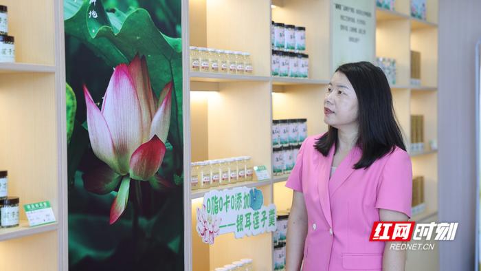 岳阳莲源种植专业合作社理事长沈容讲述她与湘莲的故事。