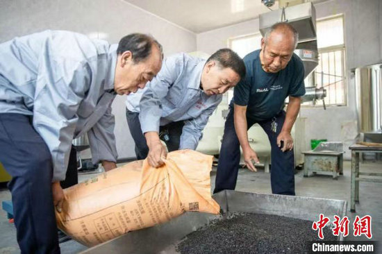 走进山西省长治市襄垣县善福村好口福农产品加工合作社，一股葵花油香气扑鼻而来。孙曼莎 摄