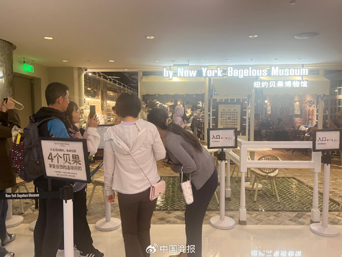 排队现场引发路过的市民围观、了解。