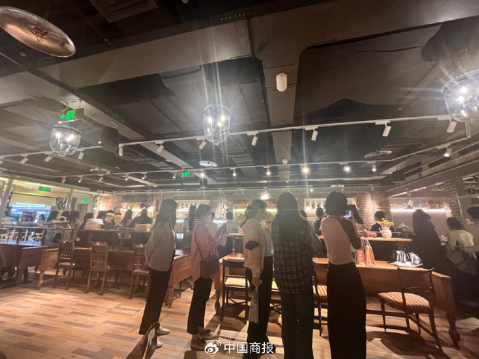 店内等候选购的消费者。