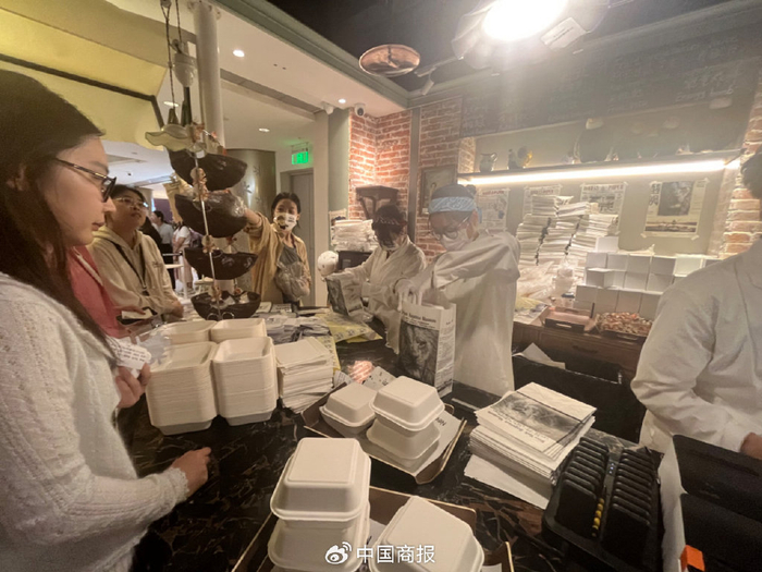 工作人员正在忙碌地打包。