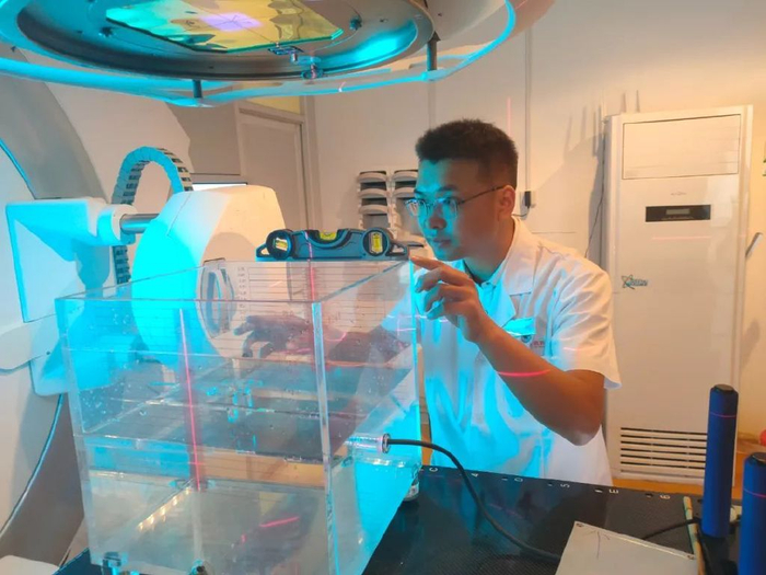 河南省鹤壁市人民医院放疗科医学物理师田国良正在进行质控工作。