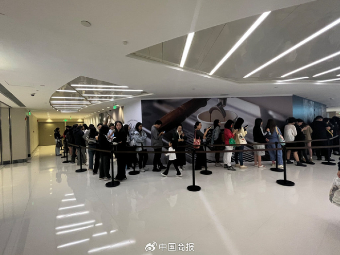 纽约贝果门店前消费者大排长龙。