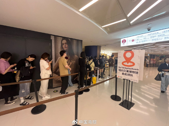 纽约贝果门店前排队等候进店的消费者。