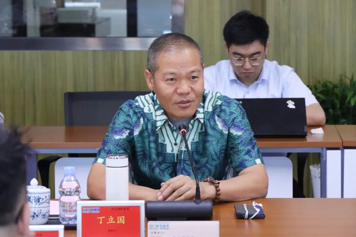 ▲德龙钢铁集团丁立国董事长发言