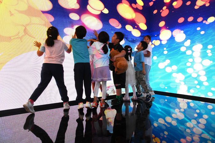 　　9月16日，在服贸会首钢园文旅服务专题展区，孩子们在体验数字IP作品。新华社记者 逯阳 摄