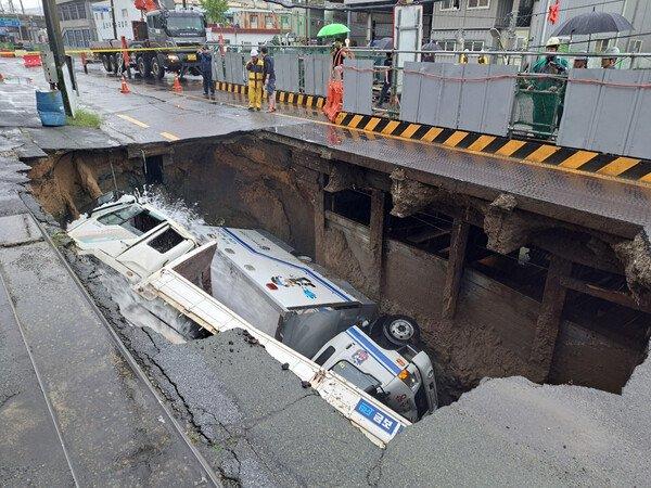 △釜山沙上区某道路发生大型地陷，2辆卡车坠入坑中。