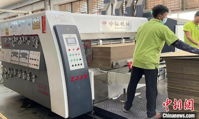  刘建华在柬埔寨经营的包装公司。受访者供图