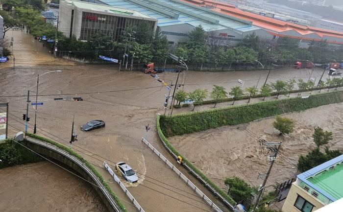 △21日上午，釜山江西区某道路因暴雨被水淹没。