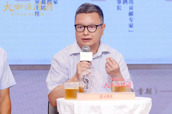 贡献专家,中国酒业协会名酒收藏委员会副理事长,酿酒高级工程师胡义明